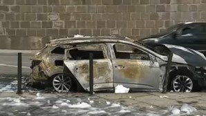 Carro arde por completo no túnel da Ribeira do Porto Carro arde por completo no túnel da Ribeira do Porto