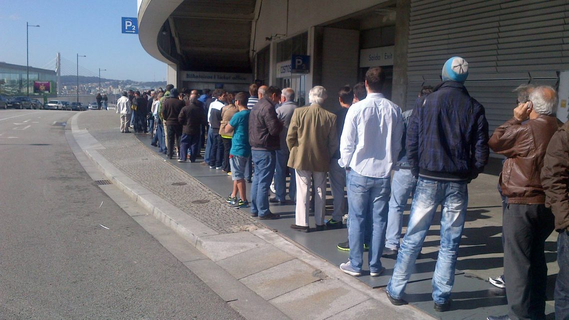 Filas extensas no Estádio do Dragão para compra de bilhetes