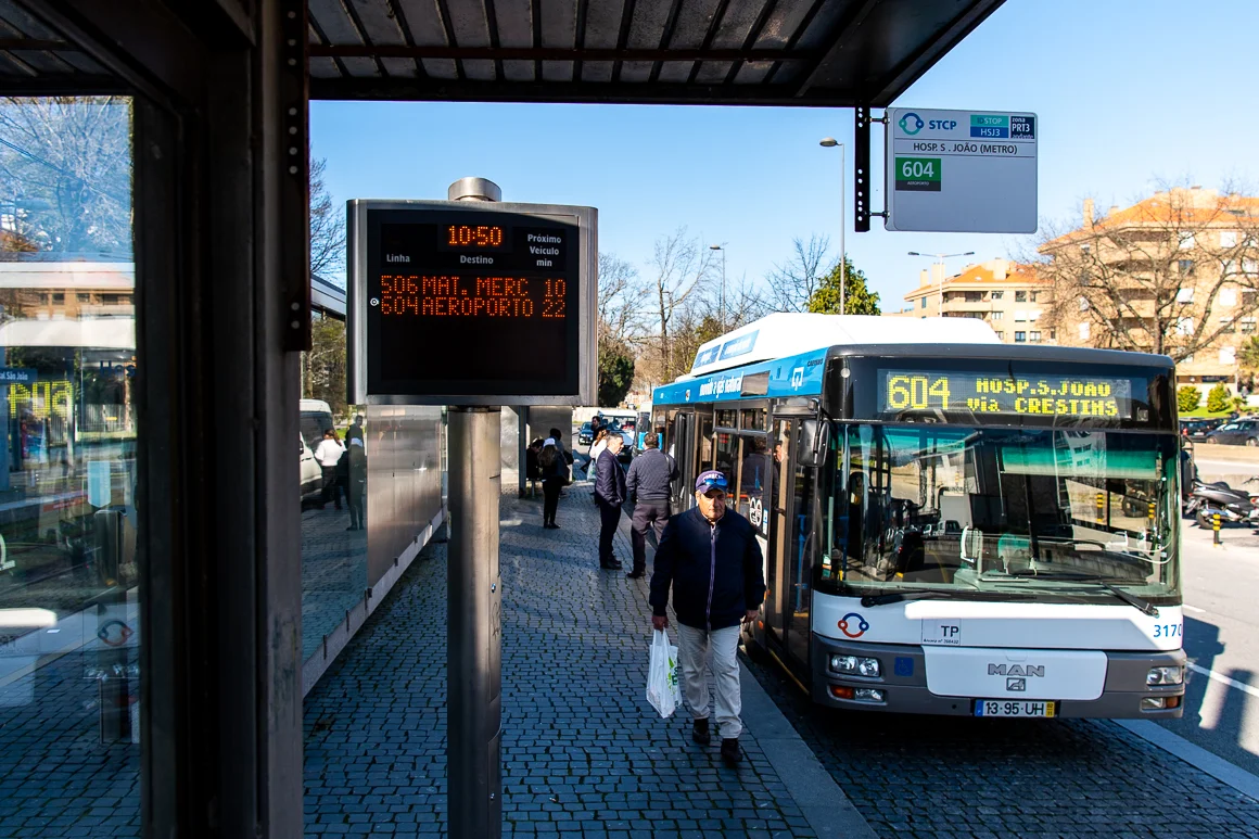 Novos abrigos da STCP estão a ser instalados um pouco por toda a cidade do Porto