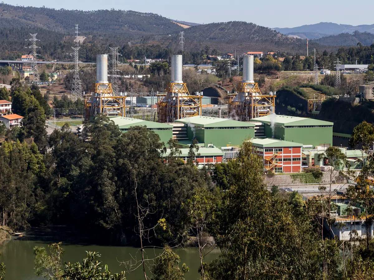 Ativistas invadem central em Gondomar para colocar faixas contra consumo de gás fóssil