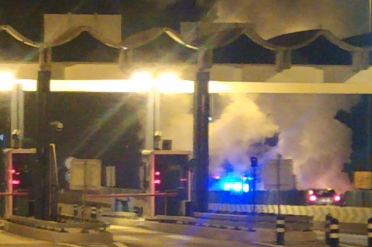 Veículo consumido pelas chamas nas portagens da A41