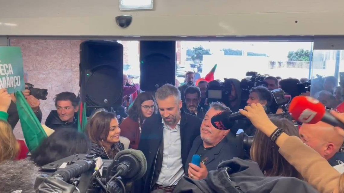 Legislativas: Pedro Nuno Santos dá um pezinho de dança no mercado de Angeiras em Matosinhos