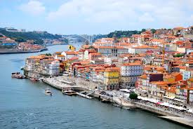 Veículo Destravado Mergulha no Rio Douro em Vila Nova de Gaia Veículo Destravado Mergulha no Rio Douro em Vila Nova de Gaia