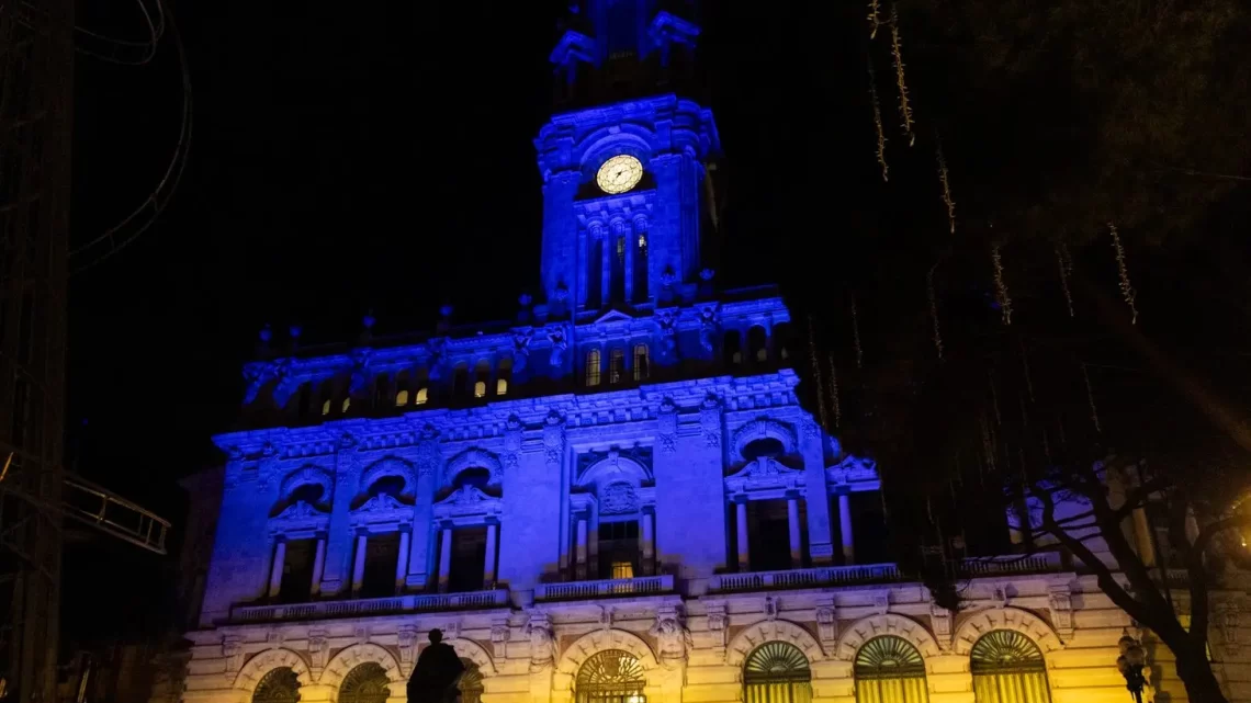 Paços do Concelho iluminados com as cores da Ucrânia para assinalar três anos de conflito Paços do Concelho iluminados com as cores da Ucrânia para assinalar três anos de conflito