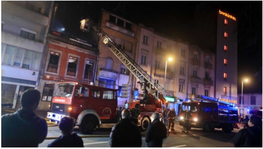 Incêndio consome churrasqueira na rotunda da Boavista, no Porto Incêndio consome churrasqueira na rotunda da Boavista, no Porto