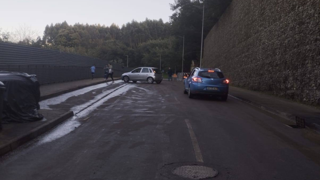 Queda de Muro Corta Trânsito na Avenida Mestre José Rodrigues Queda de Muro Corta Trânsito na Avenida Mestre José Rodrigues