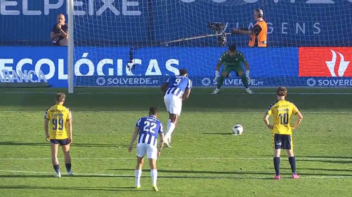 FC Porto vence Estoril Praia por 2-1 e mantém pressão sobre o líder Sporting FC Porto vence Estoril Praia por 2-1 e mantém pressão sobre o líder Sporting