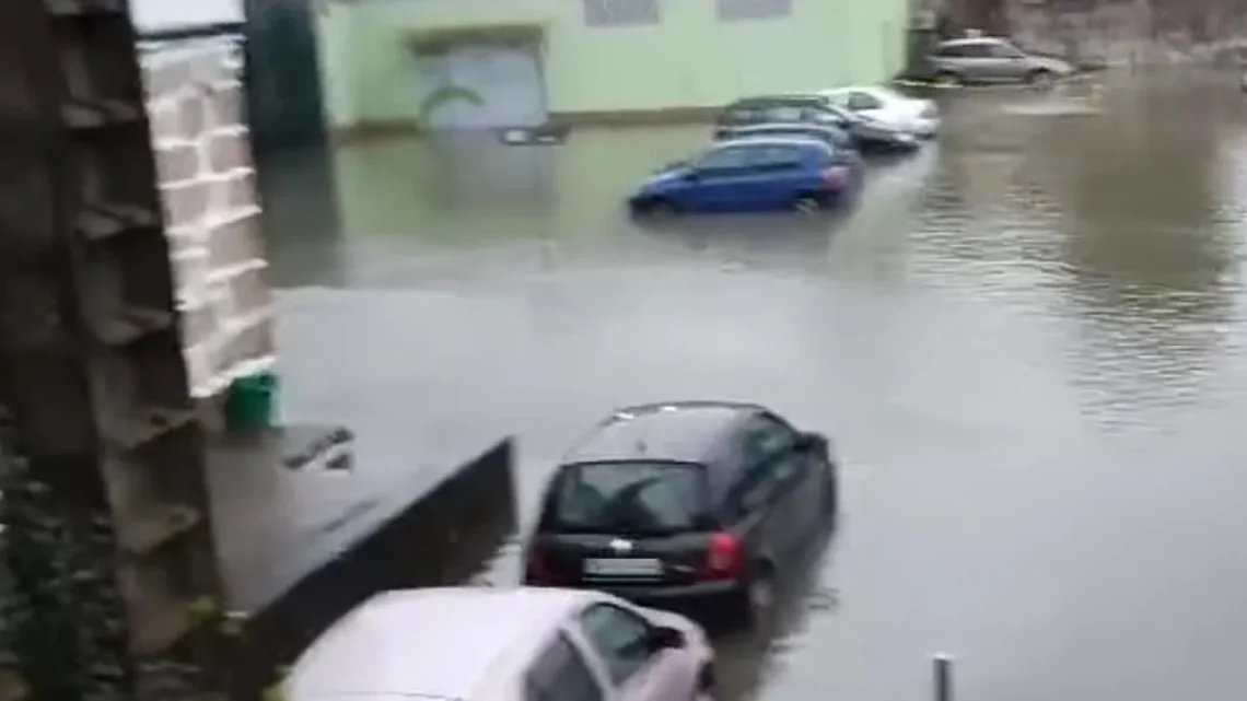 Inundação na zona industrial da Arroteia afeta vários armazéns em Leça do Balio