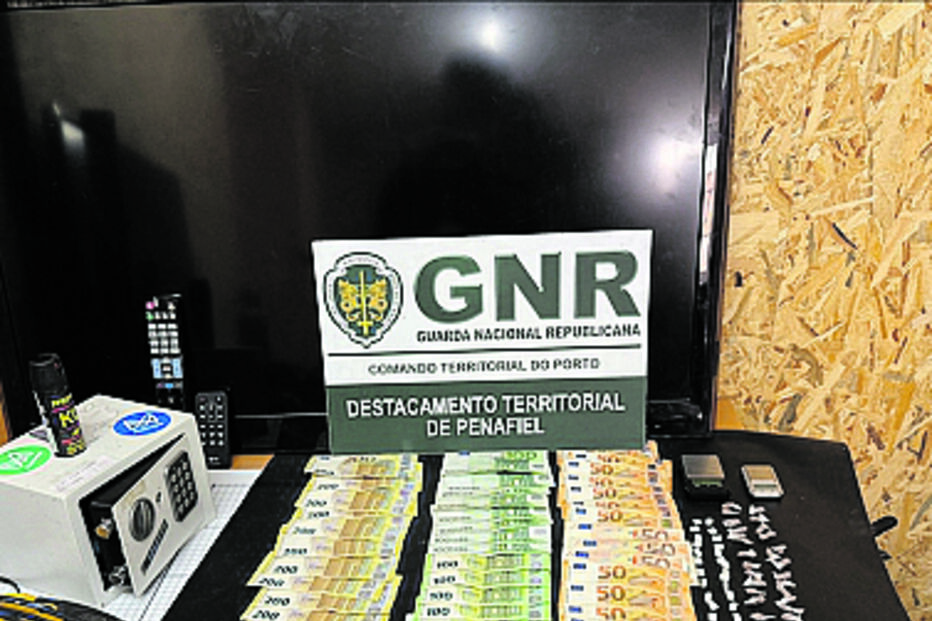 GNR detém dois homens e apreende 34 mil artigos contrafeitos em Vila do Conde GNR detém dois homens e apreende 34 mil artigos contrafeitos em Vila do Conde
