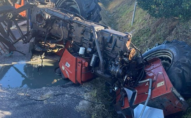 Violenta colisão com trator faz dois feridos na Póvoa de Varzim