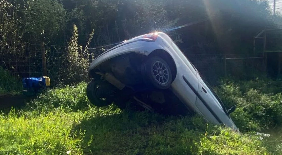Carro encontrado submerso em ribeiro na Trofa Carro encontrado submerso em ribeiro na Trofa