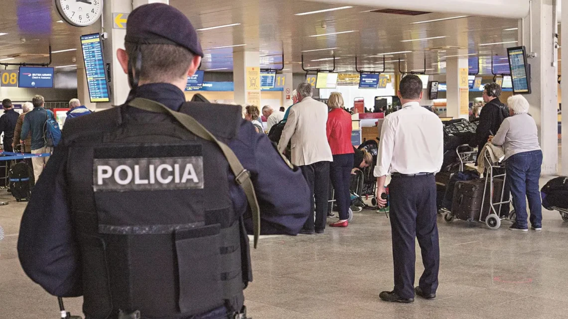 Mulher detida no Aeroporto Francisco Sá Carneiro com 15 quilos de cocaína dissimulada em frascos de champô