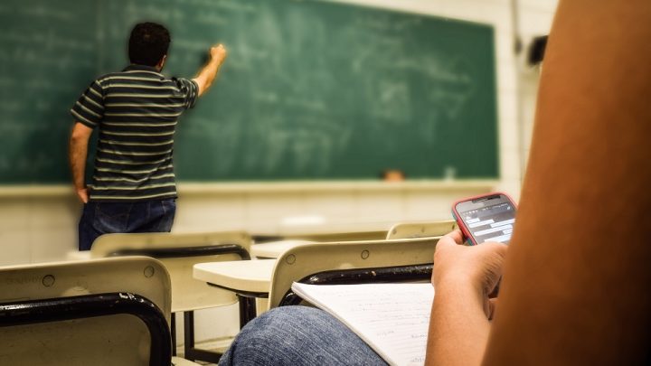 Escola de Matosinhos proíbe uso de telemóveis: “Medida tem funcionado muito bem”