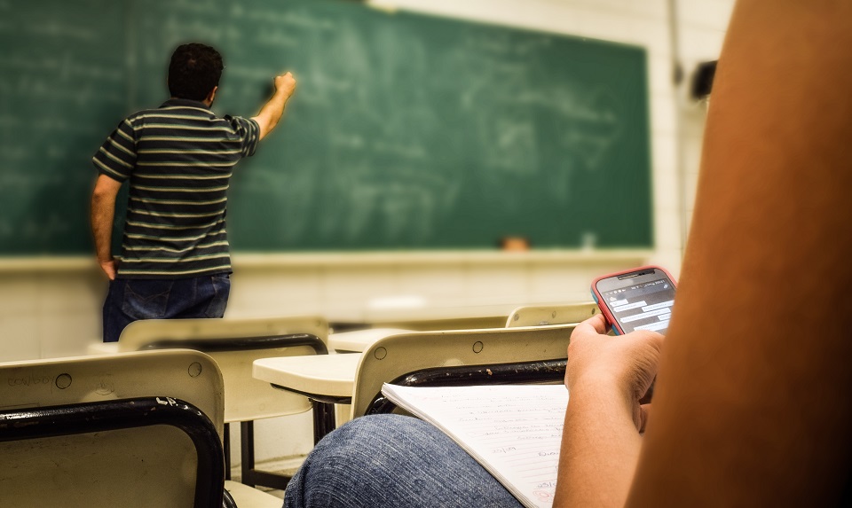 Escola de Matosinhos proíbe uso de telemóveis: “Medida tem funcionado muito bem” Escola de Matosinhos proíbe uso de telemóveis: “Medida tem funcionado muito bem”