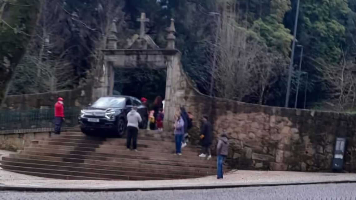 Carro desce escadaria por engano e fica preso na Quinta do Castelo, em Santa Maria da Feira Carro desce escadaria por engano e fica preso na Quinta do Castelo, em Santa Maria da Feira