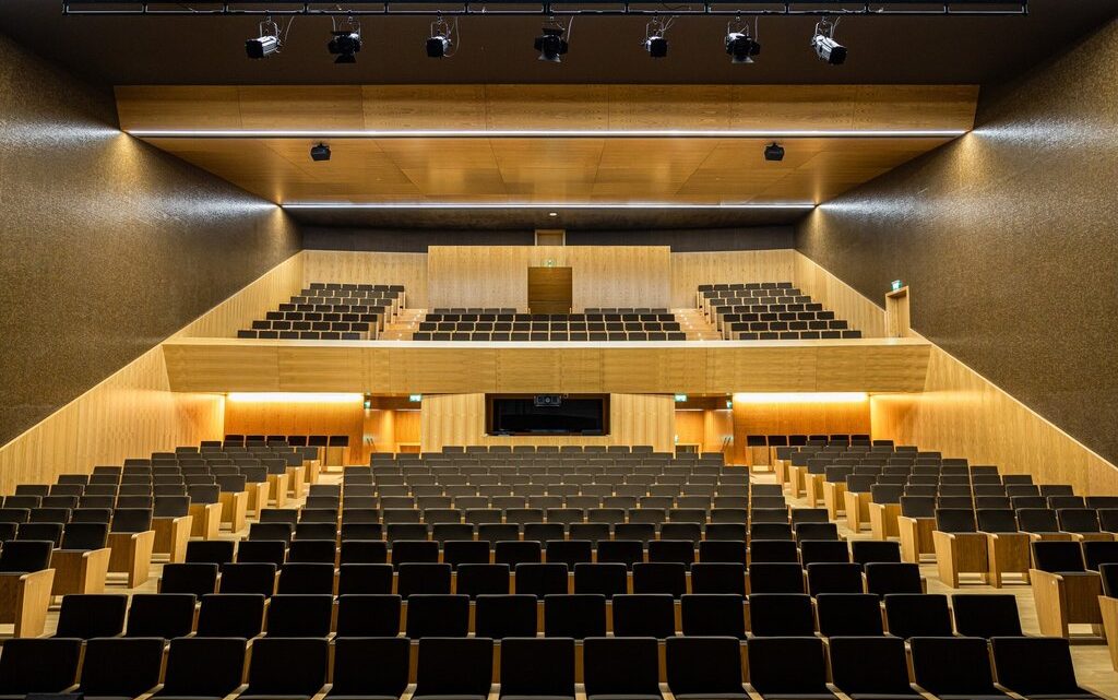 Vale de Cambra inaugurou novo Centro de Artes e Espetáculos com programa cultural diversificado Vale de Cambra inaugurou novo Centro de Artes e Espetáculos com programa cultural diversificado
