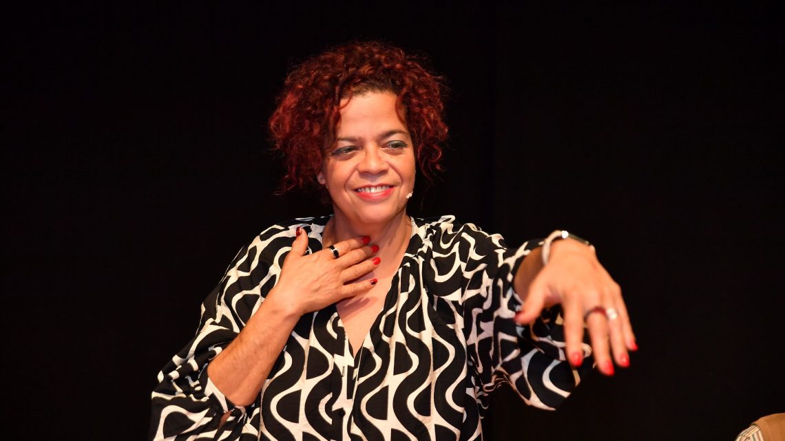 Escritora Paula OZ apresentou “Flor da Lama” em noite poética e musical no New LAYJAN – Celebration Gaia Escritora Paula OZ apresentou “Flor da Lama” em noite poética e musical no New LAYJAN – Celebration Gaia