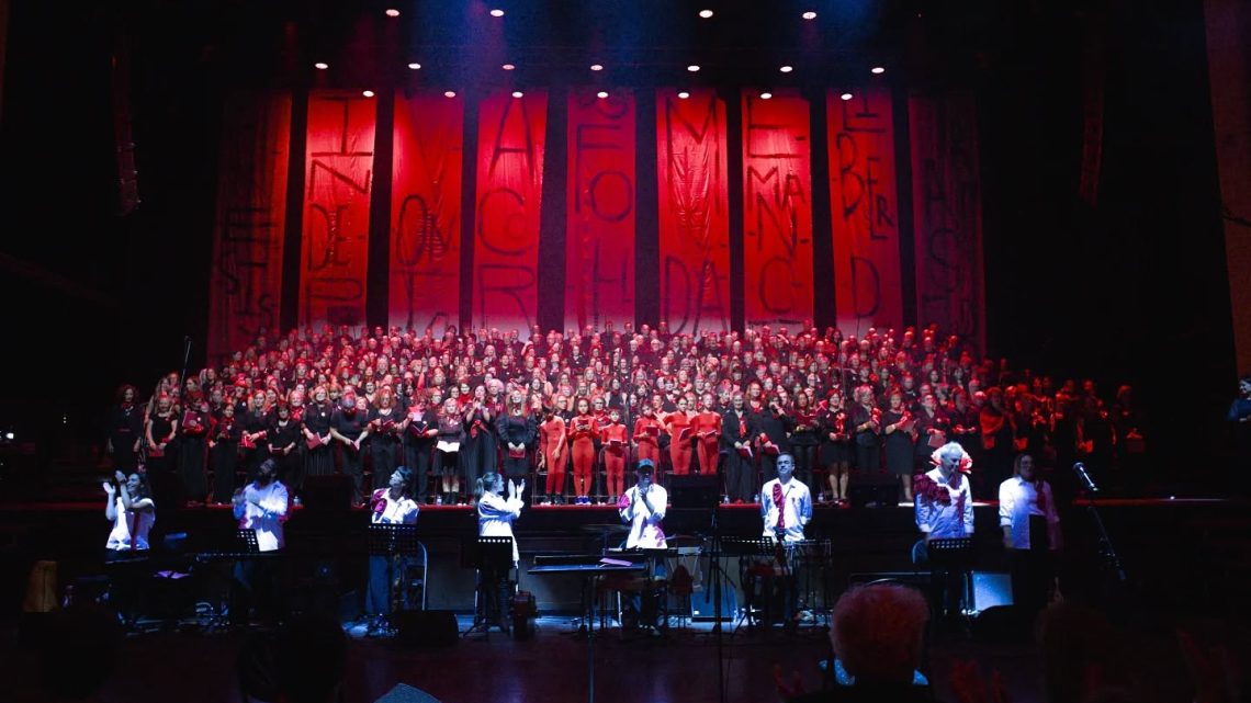 “Abril, em abril” celebra a Liberdade em palco com o Cor(p)o Metropolitano no Coliseu do Porto “Abril, em abril” celebra a Liberdade em palco com o Cor(p)o Metropolitano no Coliseu do Porto