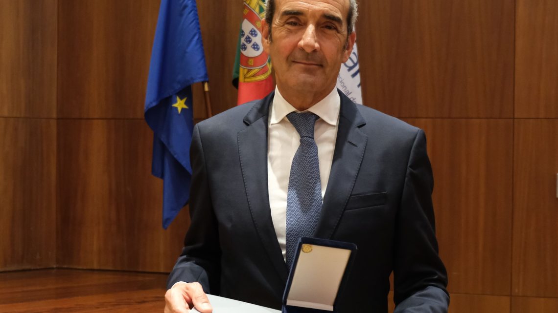 Diretor do ICBAS distinguido com Medalha de Ouro do Ministério da Saúde Diretor do ICBAS distinguido com Medalha de Ouro do Ministério da Saúde