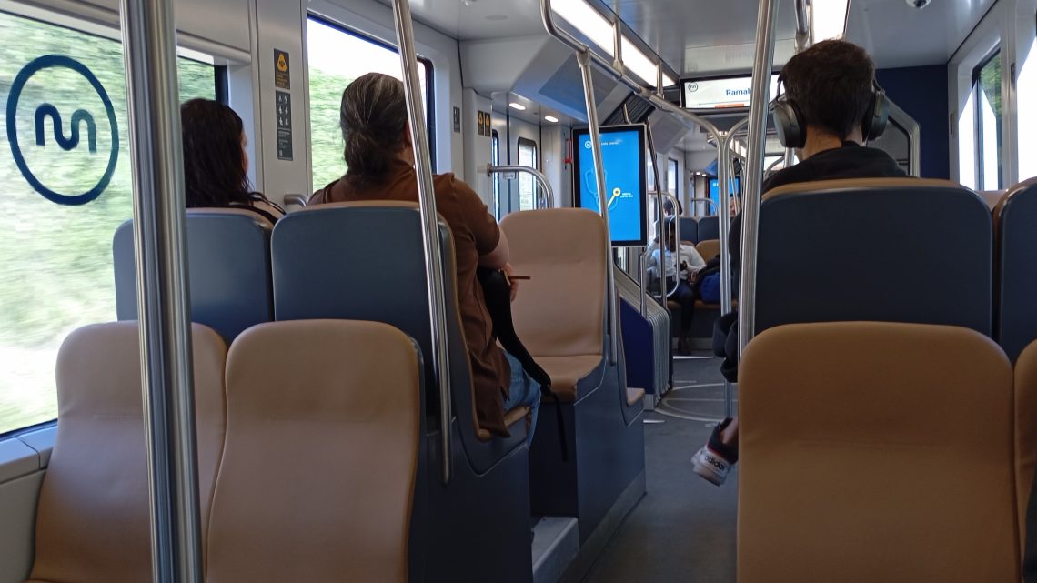 Passageiros barulhentos nos transportes públicos podem ser multados até 250 euros Passageiros barulhentos nos transportes públicos podem ser multados até 250 euros