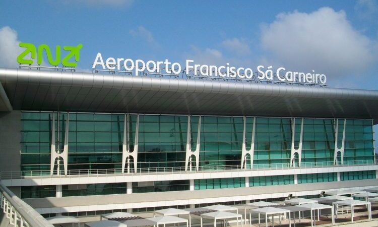 iPad desconhecido obriga avião a desviar rota e aterrar de emergência no Porto iPad desconhecido obriga avião a desviar rota e aterrar de emergência no Porto