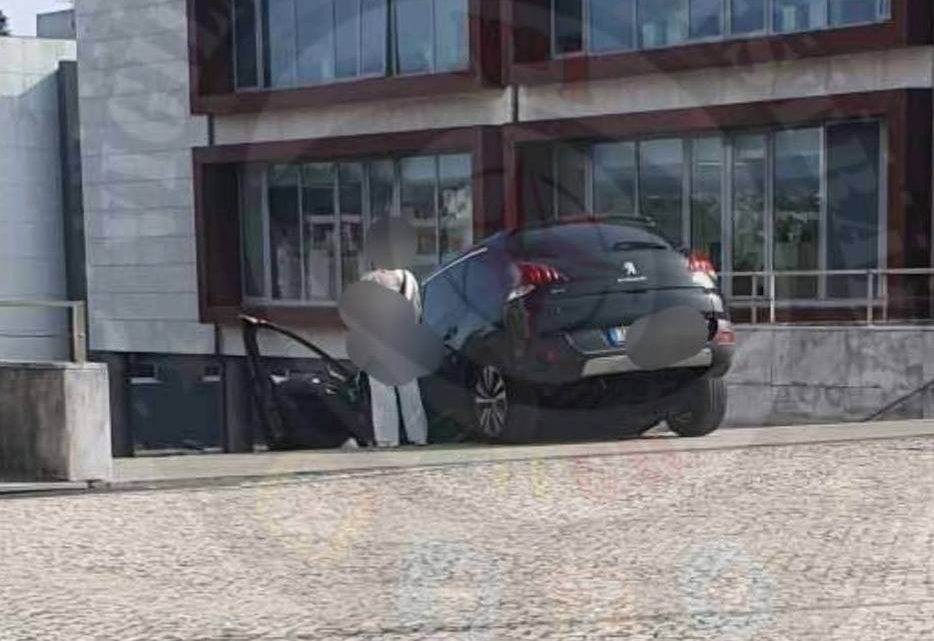 Carro fica preso em escadaria do Tribunal de Santa Maria da Feira Carro fica preso em escadaria do Tribunal de Santa Maria da Feira