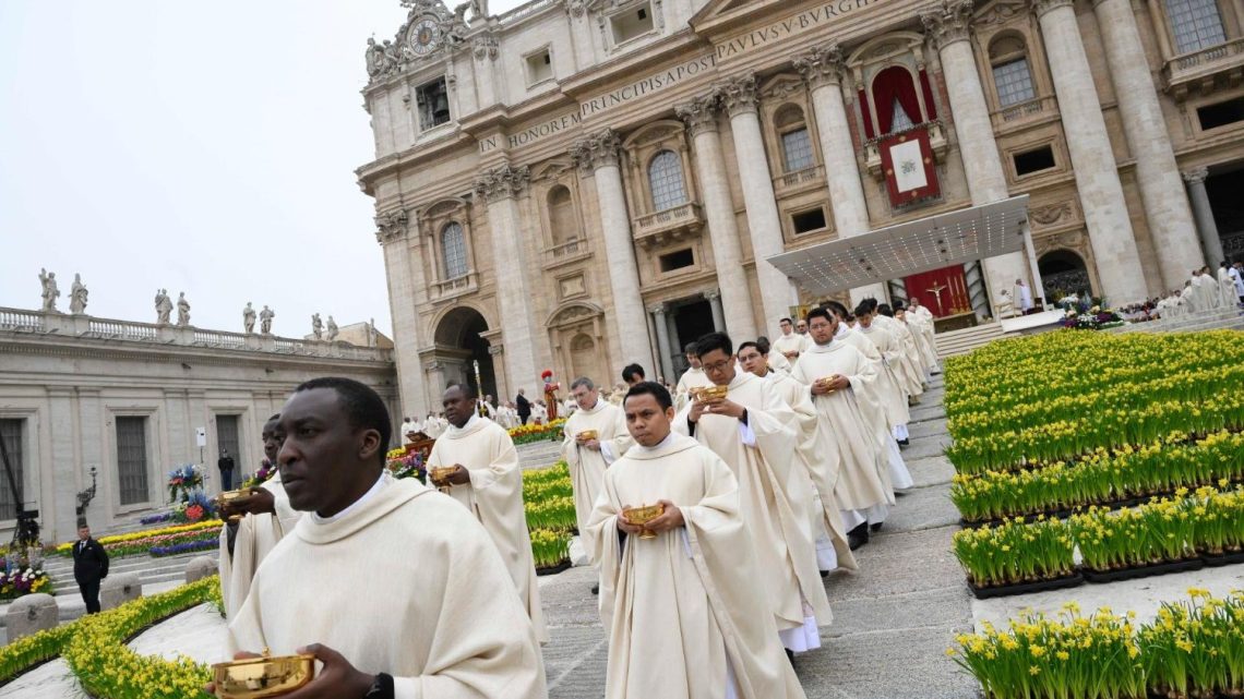Fiéis dão início às celebrações da Páscoa por todo o mundo, do Vaticano a Jerusalém