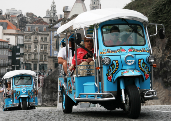 Câmara do Porto proíbe circulação de tuk-tuks em 9 zonas da cidade Câmara do Porto proíbe circulação de tuk-tuks em 9 zonas da cidade
