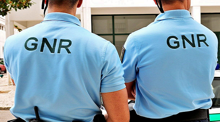 Assalto à mão armada em Gaia rende seis mil euros e dois telemóveis