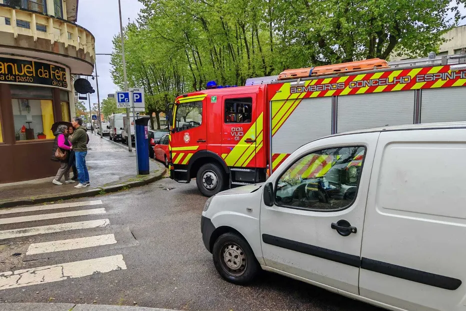 Queda de trabalhador de telhado deixa vítima em estado grave em Espinho Queda de trabalhador de telhado deixa vítima em estado grave em Espinho