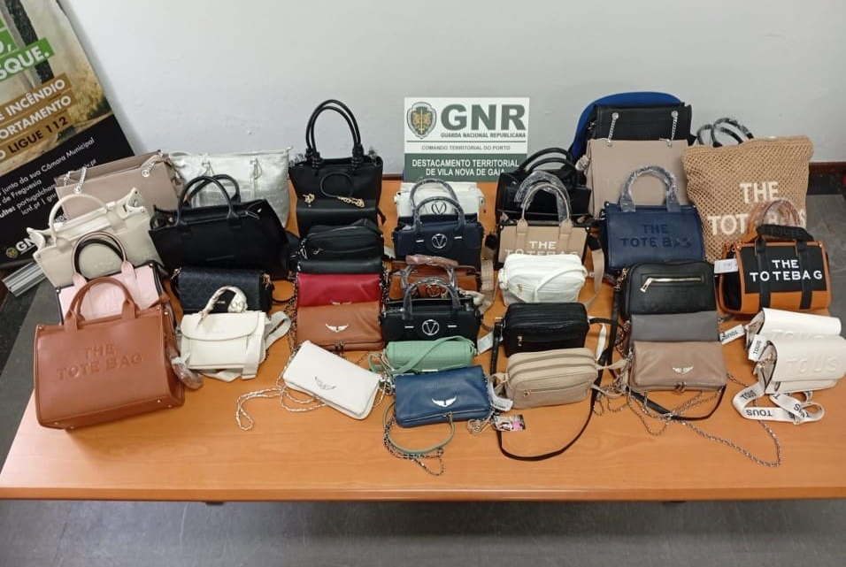 GNR apreende artigos contrafeitos na feira dos Carvalhos em Gaia GNR apreende artigos contrafeitos na feira dos Carvalhos em Gaia