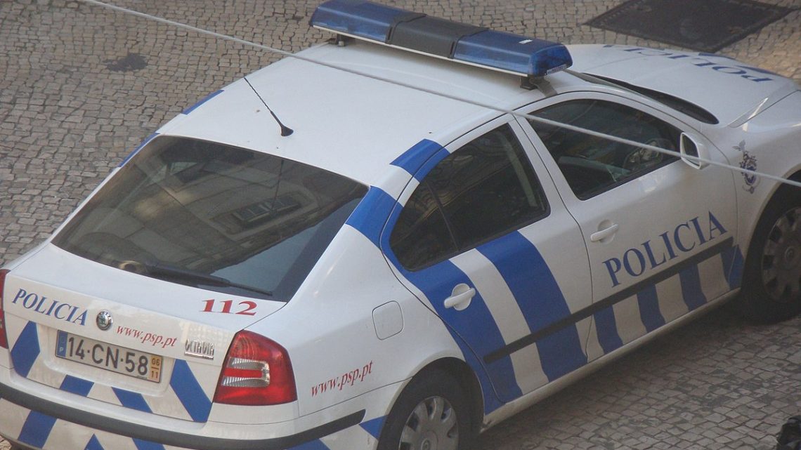 Carro destravou-se e provocou acidente no centro do Porto