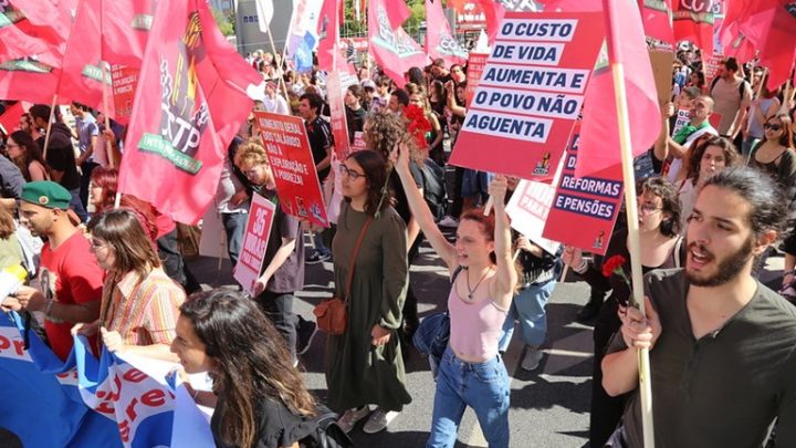 Milhares enchem Avenida dos Aliados para afirmar que “Maio está na rua e a luta continua”
