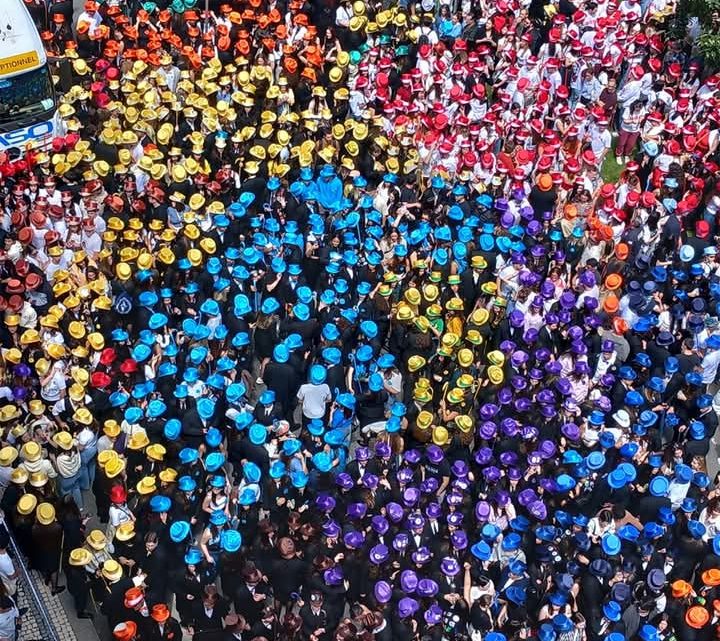 Porto pintado pelas cores da academia: Cortejo da Queima enche a Baixa esta terça-feira Porto pintado pelas cores da academia: Cortejo da Queima enche a Baixa esta terça-feira