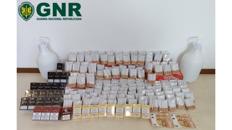 GNR apreende mais de 4 mil cigarros e 10 litros de aguardente ilegal em Paredes GNR apreende mais de 4 mil cigarros e 10 litros de aguardente ilegal em Paredes