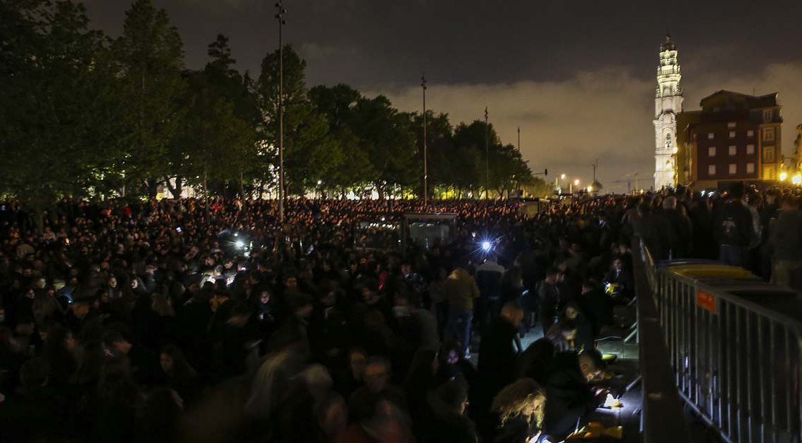 Queima das Fitas do Porto: A Monumental Serenata Volta aos Aliados com Grande Espetáculo Queima das Fitas do Porto: A Monumental Serenata Volta aos Aliados com Grande Espetáculo