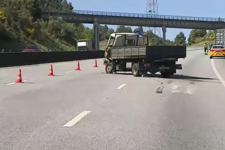 Colisão grave na A32 em Santa Maria da Feira deixa um ferido grave Colisão grave na A32 em Santa Maria da Feira deixa um ferido grave