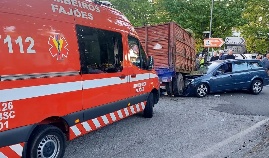 Colisão entre automóvel e trator agrícola faz um ferido grave em Arouca Colisão entre automóvel e trator agrícola faz um ferido grave em Arouca