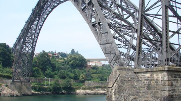 Corpo de mulher é retirado do rio Douro junto à ponte D. Maria, no Porto