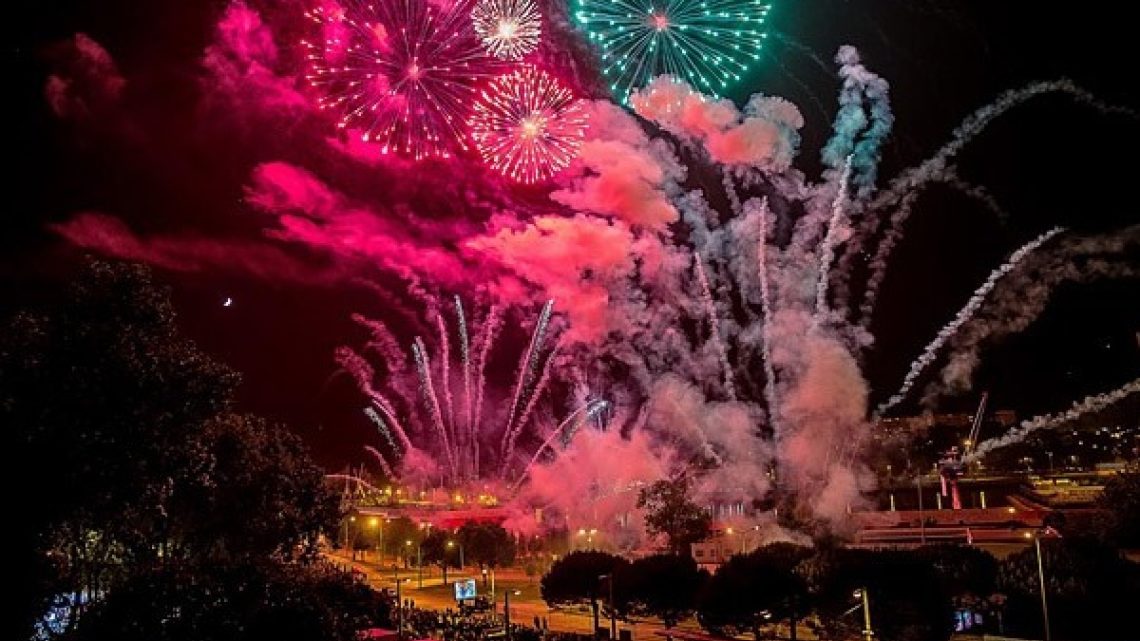 Explosão de Emoções: Fogo de Artifício da Romaria do Senhor de Matosinhos Volta a Encantar Multidões Explosão de Emoções: Fogo de Artifício da Romaria do Senhor de Matosinhos Volta a Encantar Multidões