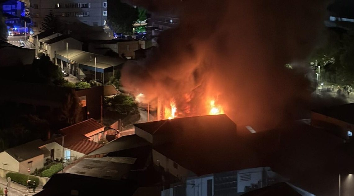 Incêndio “violento” destrói oficina de pneus e obriga a evacuar café na Trofa Incêndio “violento” destrói oficina de pneus e obriga a evacuar café na Trofa
