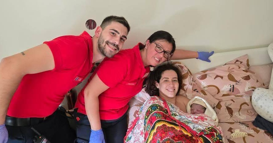 Bombeiros de S. Mamede de Infesta realizam parto de urgência em casa de grávida de 38 semanas Bombeiros de S. Mamede de Infesta realizam parto de urgência em casa de grávida de 38 semanas