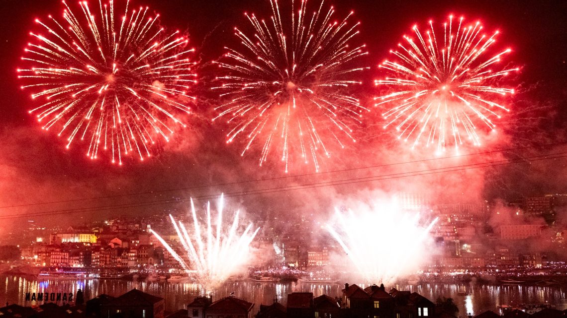 Porto viveu mais uma noite mágica de São João com sardinha, martelinhos, balões e fogo de artifício
