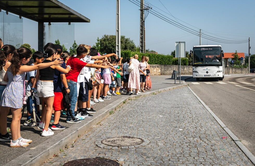 Campanha de sensibilização “O Meu Autocarro e a Minha Escola” procura reforçar a mobilidade sustentável entre os mais jovens em Santo Tirso Campanha de sensibilização “O Meu Autocarro e a Minha Escola” procura reforçar a mobilidade sustentável entre os mais jovens em Santo Tirso