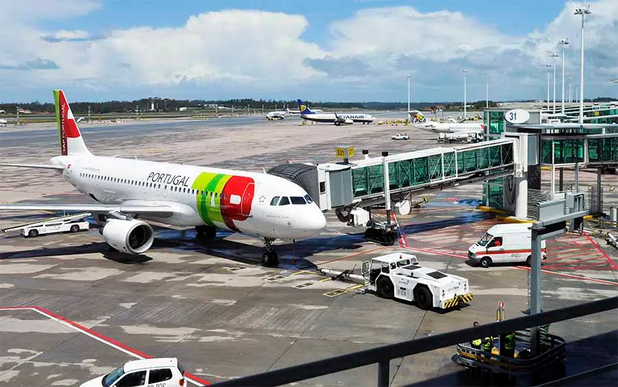 Avião da TAP declara emergência médica e aterra no Porto Avião da TAP declara emergência médica e aterra no Porto