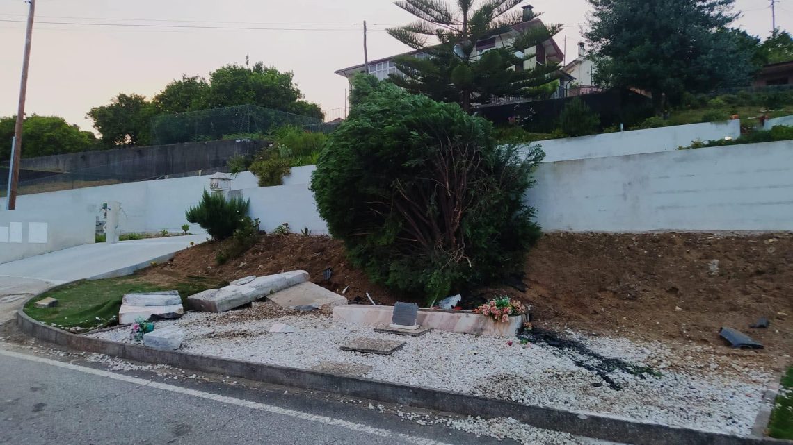 Memorial aos bombeiros de Oliveira de Azeméis destruído por acidente rodoviário Memorial aos bombeiros de Oliveira de Azeméis destruído por acidente rodoviário