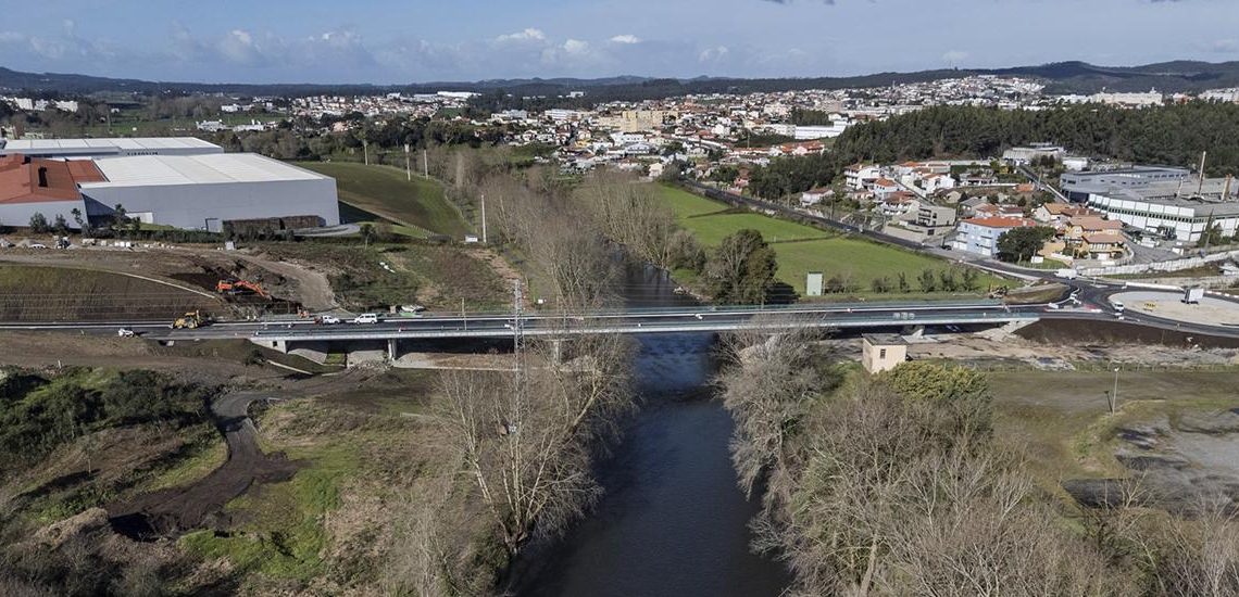 Nova ponte sobre o Rio Ave abre a 27 de junho e reforça ligação entre Trofa e Famalicão Nova ponte sobre o Rio Ave abre a 27 de junho e reforça ligação entre Trofa e Famalicão