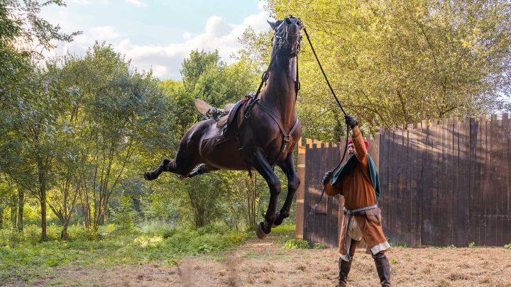 Torneios medievais da Viagem Medieval estreiam cavalaria acrobática francesa e apostam em efeitos épicos