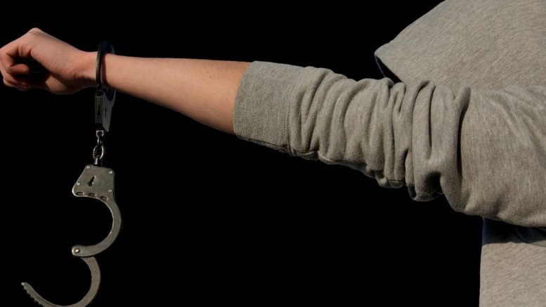 Mulher de 31 anos detida pela GNR por suspeita de roubos e agressões em Espinho e Vila Nova de Gaia