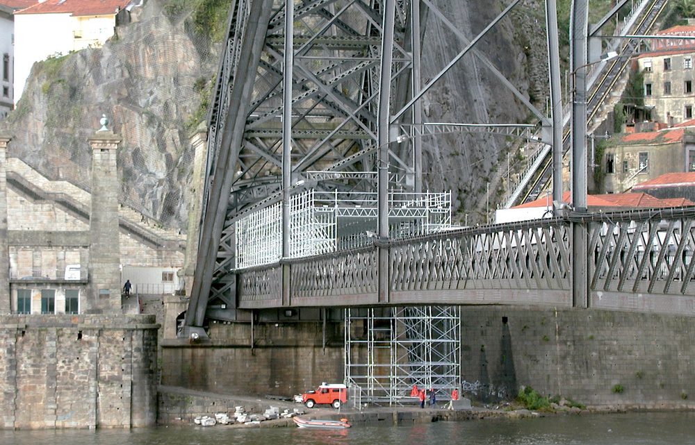 Corpo Encontrado no Rio Douro Poderá Ser de Jovem que se Atirou da Ponte Luís I Corpo Encontrado no Rio Douro Poderá Ser de Jovem que se Atirou da Ponte Luís I